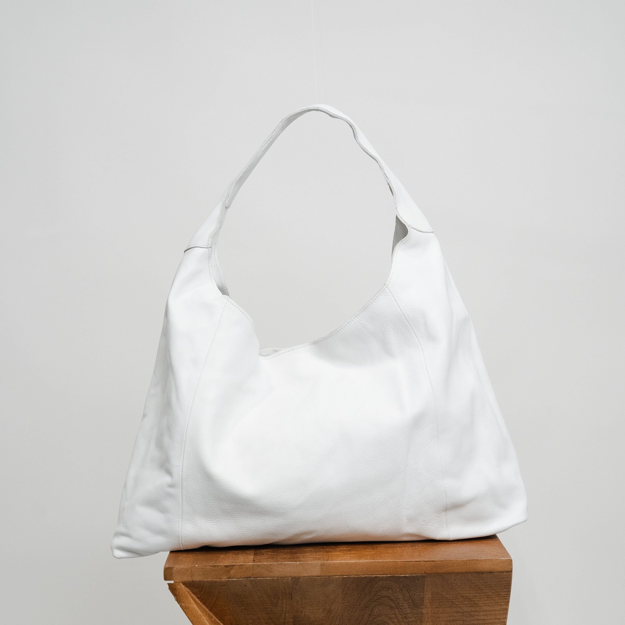 Copy_of_Image_Lindsey_Tote_Shoulderbag_White_Lifestyle_v2.jpg