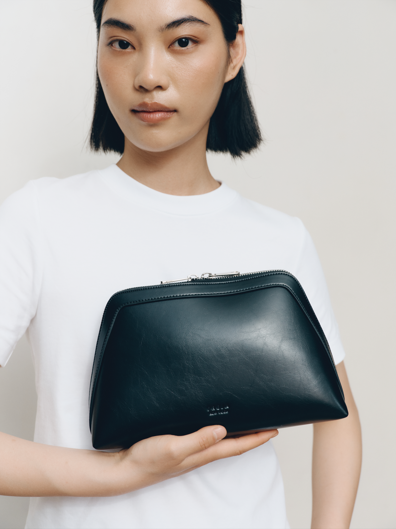Freja_Ecomm-Travel_Pouch_12_blk_gloss.png