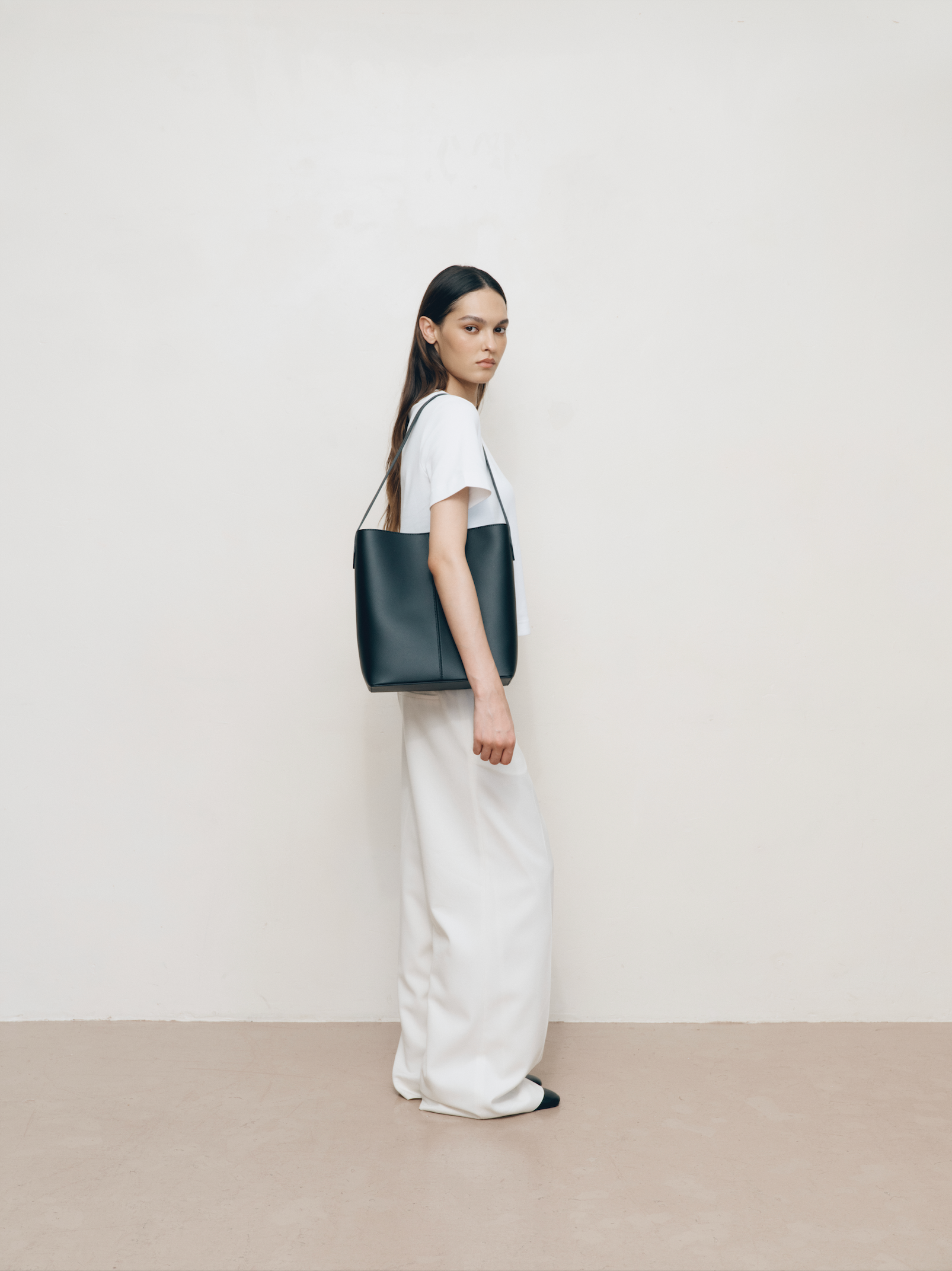 Freja_ecomm-Kaia_black_2.png