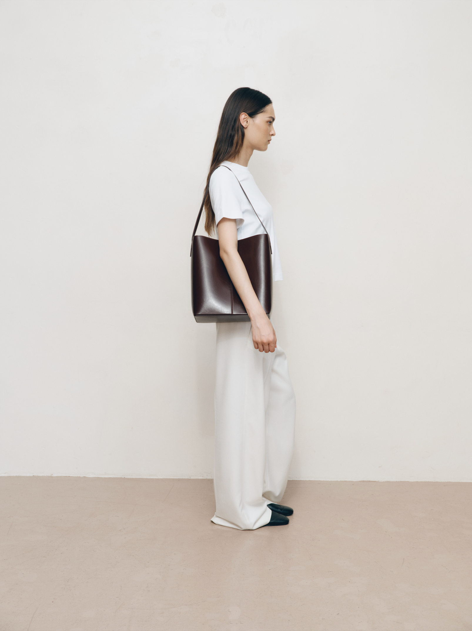 Freja_ecomm-Kaia_raisin_gloss_2.png