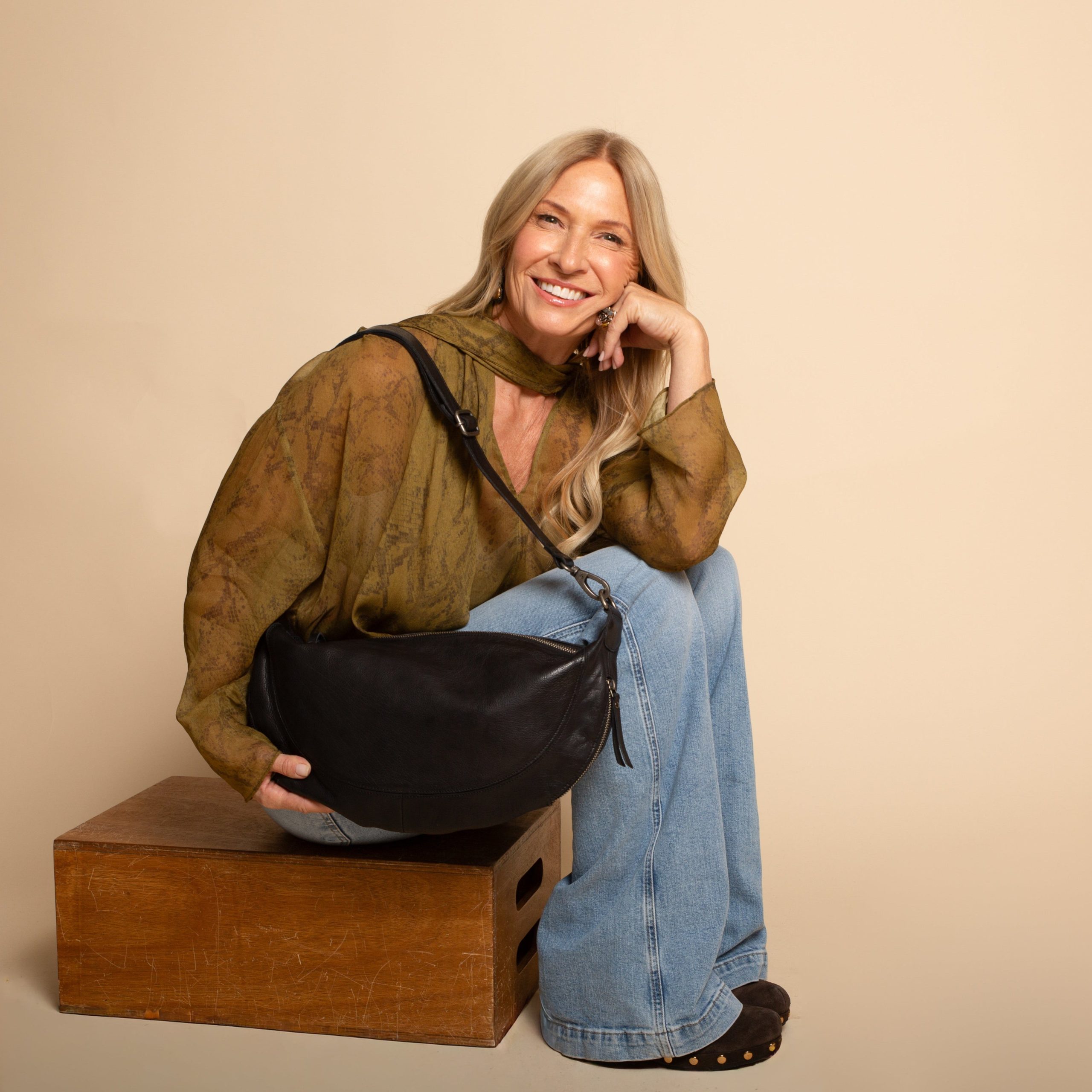 Image_Callie_Sling_Crossbody_Black_Lifestyle_v1.jpg