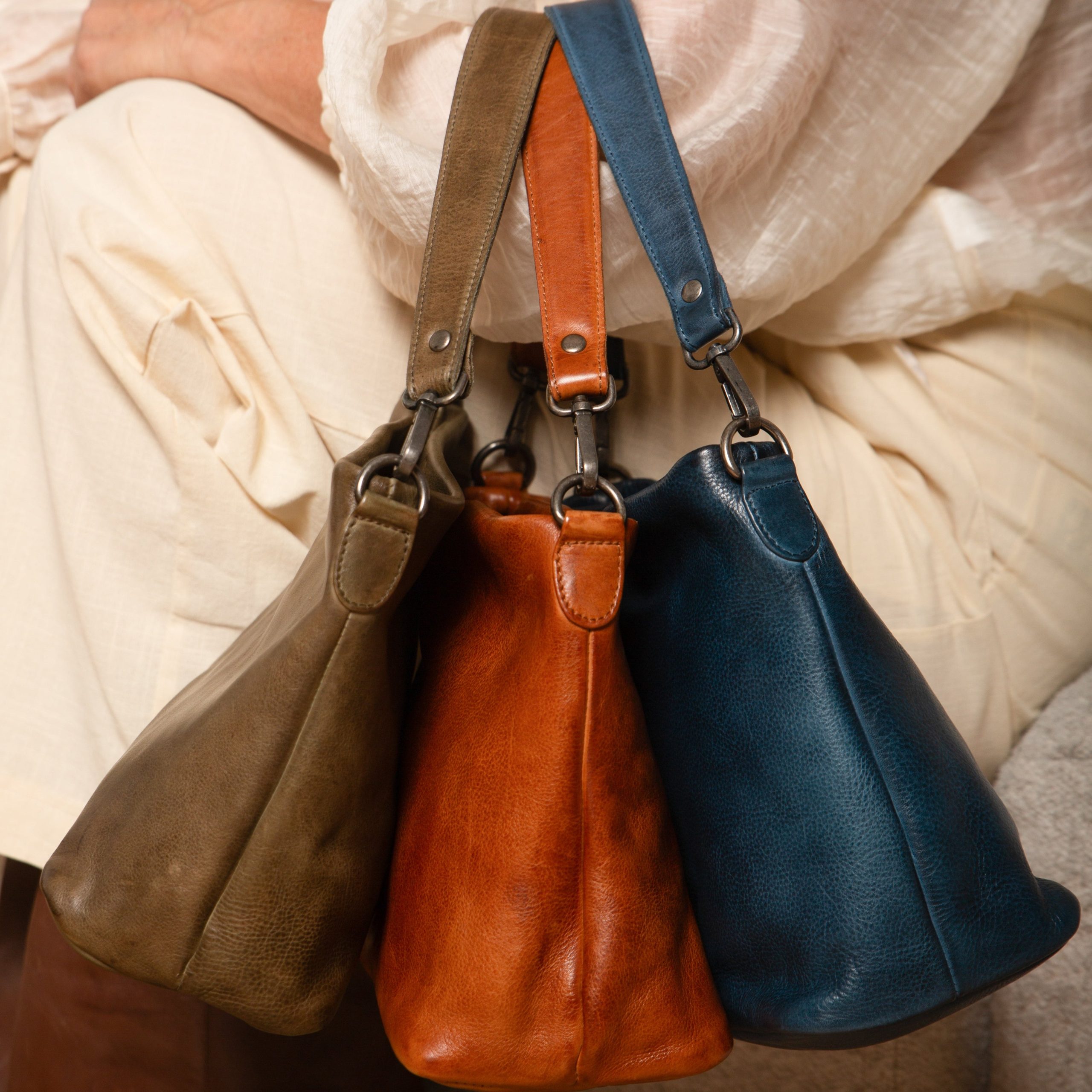 Image_Ivy_Crossbody_Sloulderbag_Moss_Cognac_Indigo_Group_Lifestyle_v1.jpg
