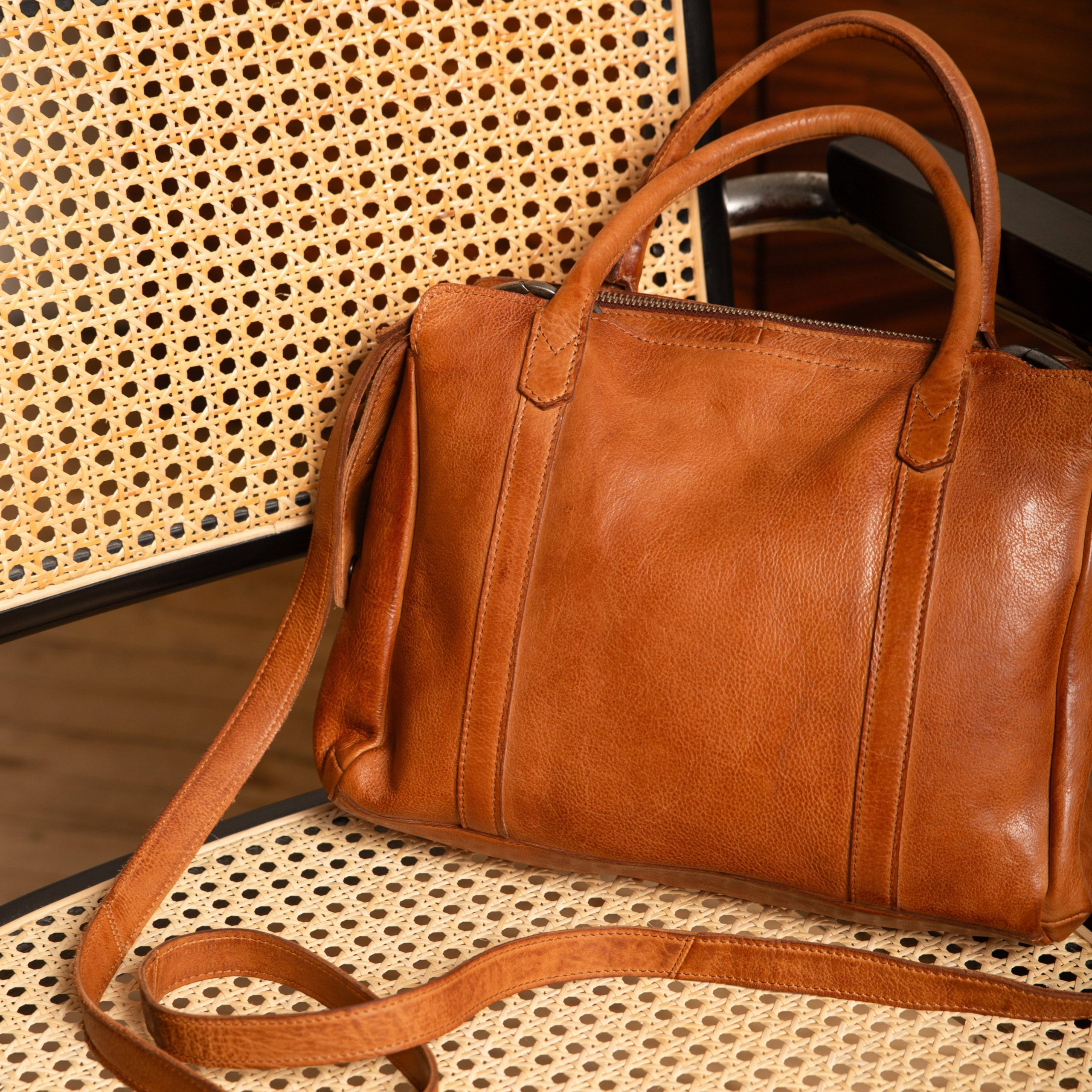 Image_James_Crossbody_Shoulderbag_Cognac_Lifestyle_v1_2.jpg
