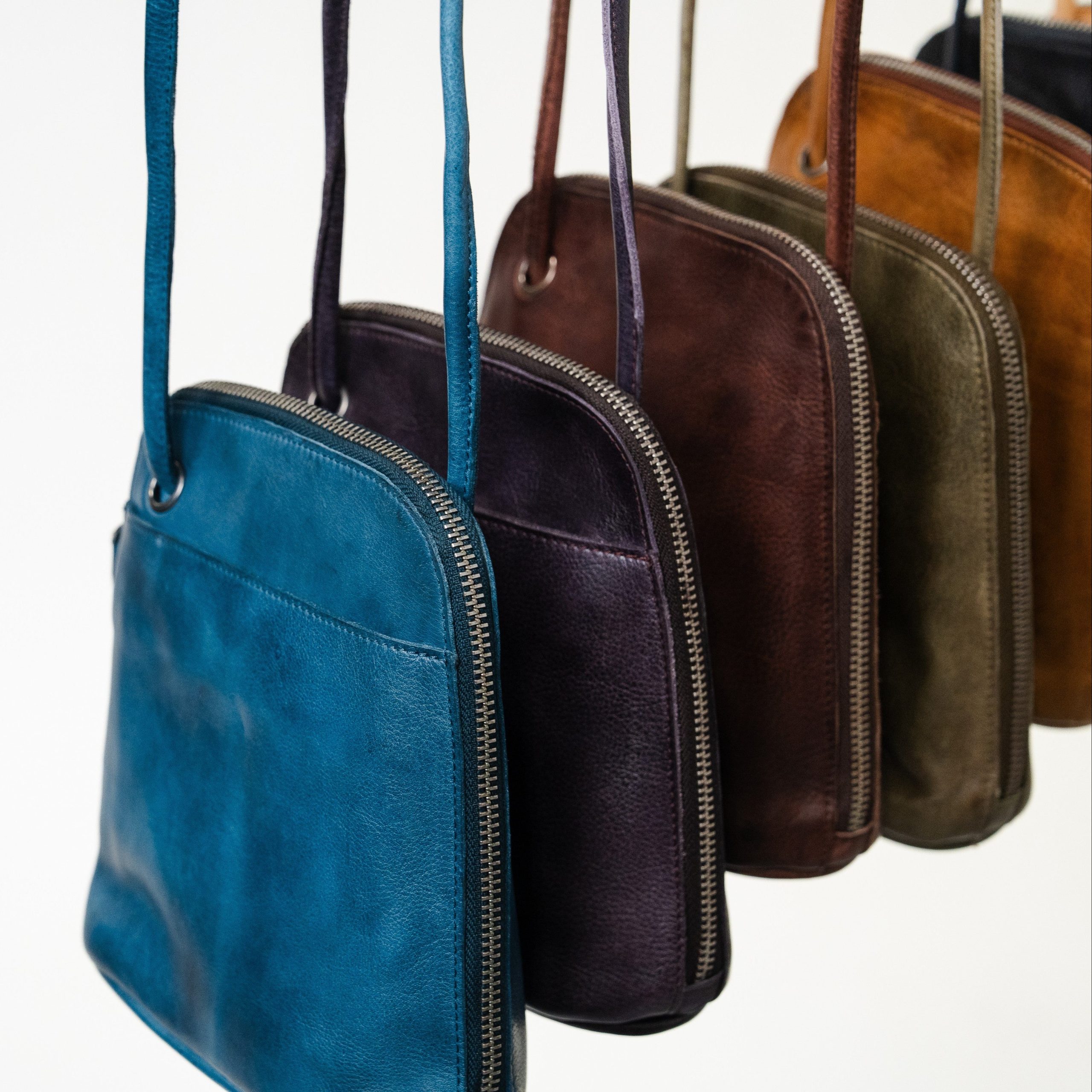 Image_Lilly_Crossbody_Group_Hanging_1_1.jpg