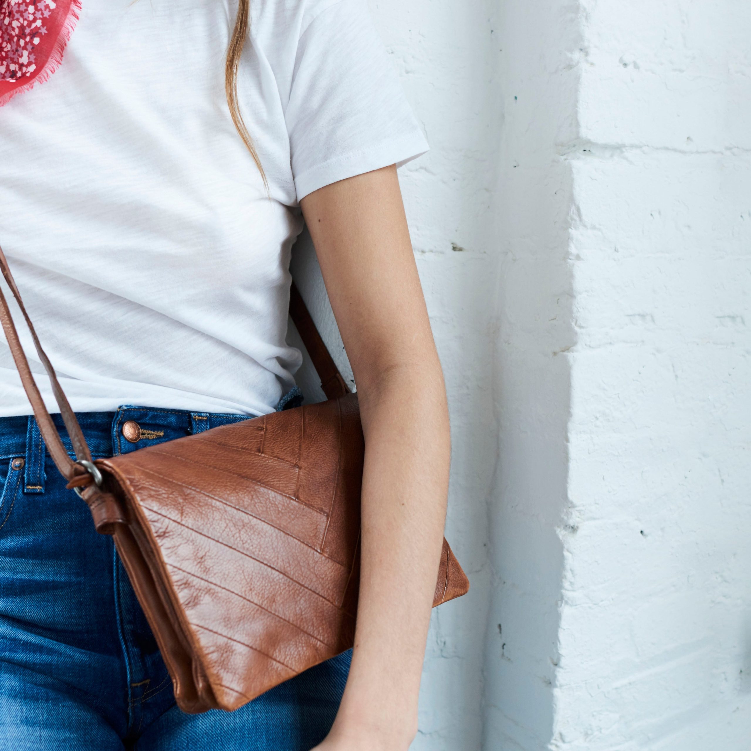 Image_Sunny_Crossbody_Cognac_Lifestyle_4.jpg